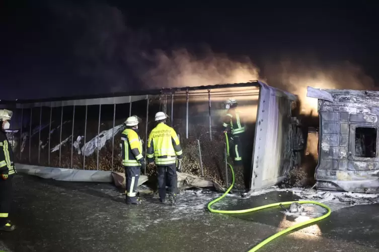 Der am Mittwochmorgen auf der Sulzbachtalbrücke umgestürzte Lkw war mit Kartoffeln beladen. 