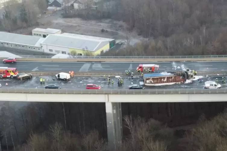 Die Unfallstelle auf der Sulzbachtalbrücke aus der Luft. 