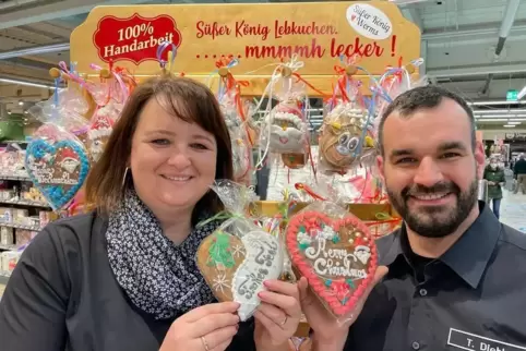 Lebkuchenherzen: Marktleiterin Elena Gashi und ihr Stellvertreter Thomas Diehl präsentieren die Produkte aus Worms.