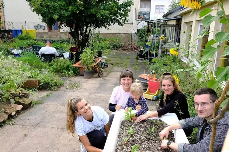 Das Gartenprojekt in der Gabelsbergerstraße – hier mit (von links) Ina Stenger, Yanna Lorang mit Tochter Maria, Annika Mieger un