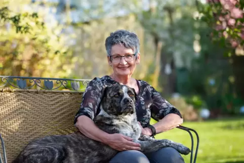 Maria Zimmer mit ihrem Hund Hero.