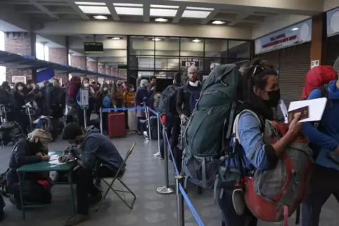 In Kathmandu (Nepal) melden sich gestrandete Urlauber im April 2020 für eine Rückholaktion an. 