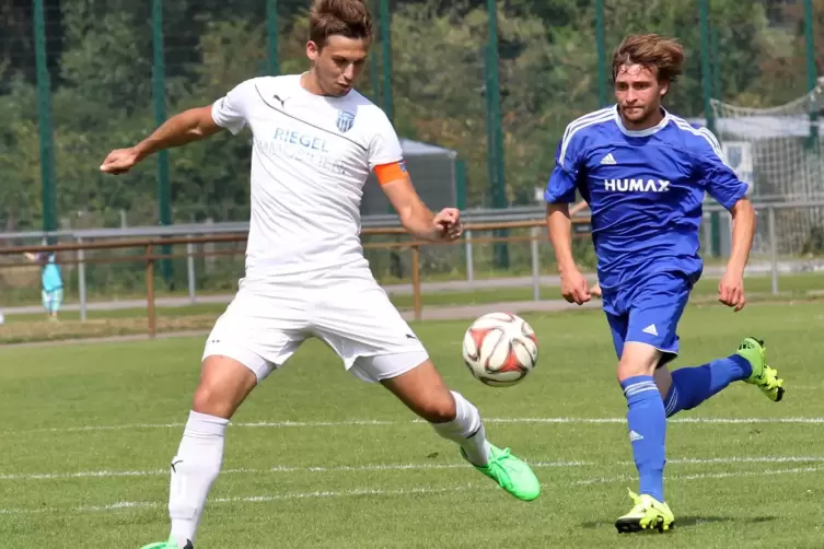 Abschied vom FC Speyer 09: Torsten Hartung (links) 2015 gegen Bretzenheim.