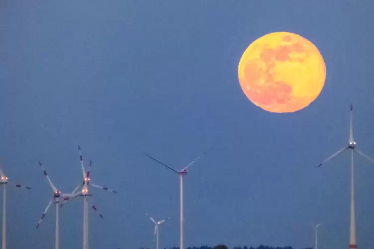 Die Windräder von Riedelberg bei Vollmond von Hornbach aus gesehen. Nun plant eine Firma aus München, auch beim Wahlerhof, genau