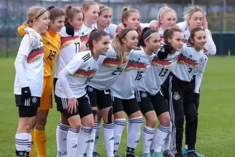 Gruppenfoto der Debütantinnen: Mia Rodach (Nummer 24) und ihre Mannschaftskolleginnen beim Testspiel der deutschen Nachwuchself 