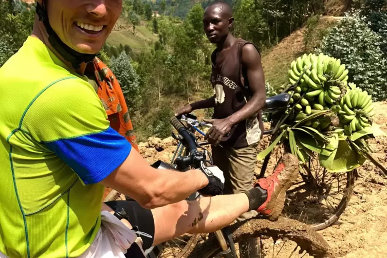 Marcel Job mit einem Bananenverkäufer.