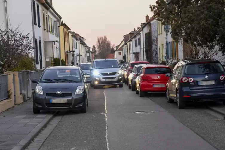 Enge Kiste: Wenn auf beiden Seiten ordnungsgemäß geparkt würde, wäre in der Samuel-Heinicke-Straße kein Durchkommen mehr. So all