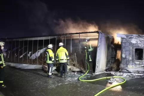 Nach dem am 22. Dezember ein Lastzug auf der Sulzbachtalbrücke umkippte und ausbrannte (Foto), beseitigt die Autobahn GmbH am Mi