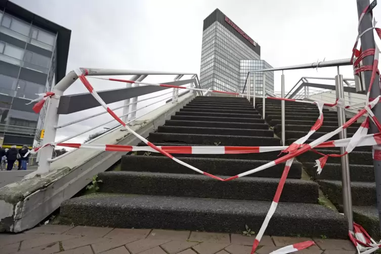 Durchgang verboten: Absperrband am Aufgang zum Rathaus.