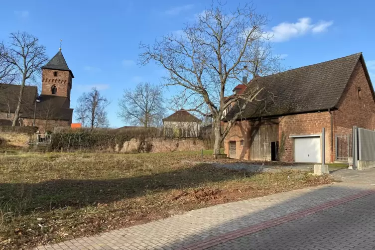 Gleich neben der katholischen Kirche steht die Scheune, sie soll zum neuen Pfarrheim umgewandelt werden. Direkt daneben befand s