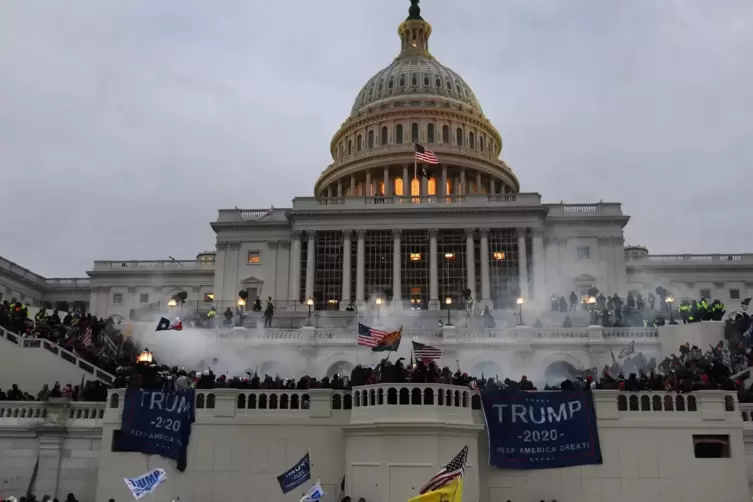 Unterstützer von US-Präsident Trump stürmten am 6. Januar 2021 das Kapitolgebäude in Washington, wo die Abgeordneten den Sieg de