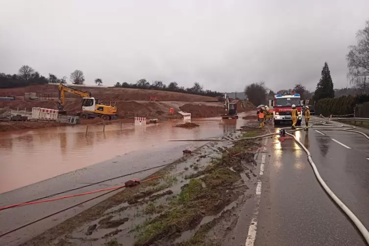 Im Gewerbegebiet Schäferdell bei Winnweiler drohte Wasser aus dem Regenrückhaltebecken die L390 zu überfluten.