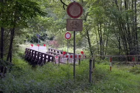 Neuralgischer Punkt: Die hölzerne Brücke über den Aschbach an der Alten Schmelz ist wegen Baufälligkeit gesperrt. 