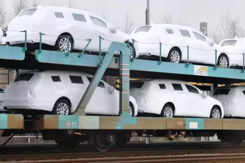 Gut verpackt: VW-Neufahrzeuge stehen in Zwickau in Sachsen auf einem Güterzug. Wohin wird die Reise bei den Neuzulassungen nun g