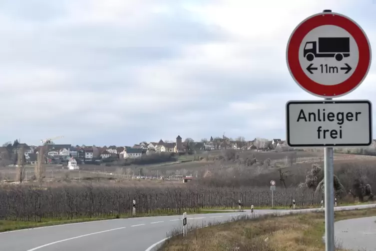 Nur noch für den Anliegerverkehr befahrbar: Die L522 zwischen Freinsheim und Herxheim am Berg ist für den Schwerlastverkehr tabu