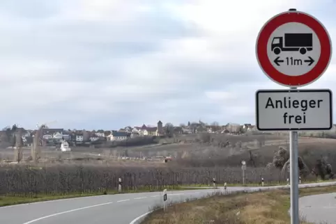 Nur noch für den Anliegerverkehr befahrbar: Die L522 zwischen Freinsheim und Herxheim am Berg ist für den Schwerlastverkehr tabu