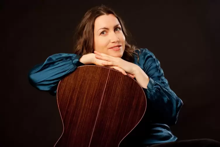 Die klassische Gitarristin und Sängerin Linda Eberlein interpretiert Musik aus mehreren Epochen und Kulturen. In Weisenheim wird