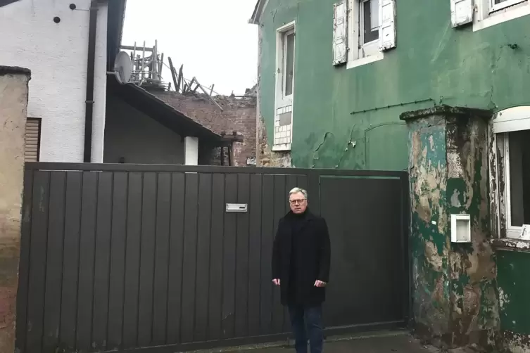 Bernd Findt vor den künftigen Parkplätzen in der Hauptstraße: Praktisch nur das weiße Wohnhaus bleibt stehen. 