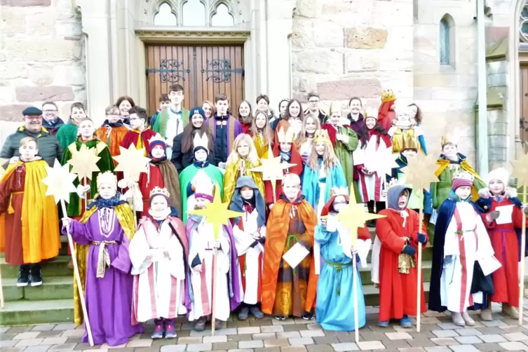 Laufen dieses Jahr nicht von Haus zu Haus, sondern fahren Stationen in den Orten an. Die Sternsinger. 