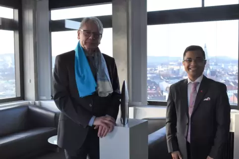 OB Klaus Weichel (links) mit dem Leiter des Generalkonsulats der Republik Indien in Frankfurt , Amit Telang.