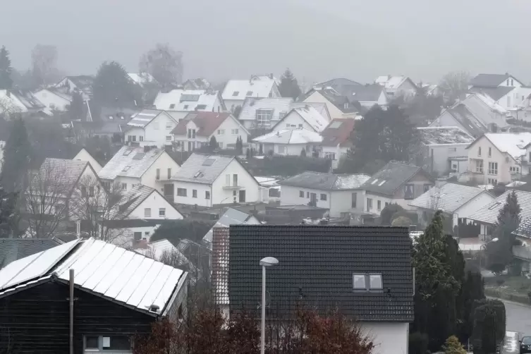 Auch wenn es am Freitag, 7. Januar, leicht geschneit hat, so wie hier in Einöd: Hausdächer mit Photovoltaik nachzurüsten, kann e