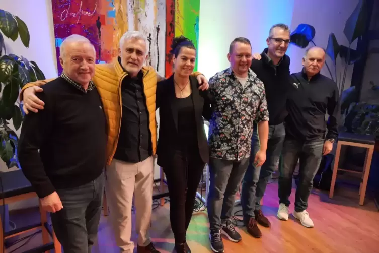 Helmut Behr, Jörg Dittwar, Tanja Rastetter, Niko Uhrich, Knut Kircher und Demir Hotic (von links) nach dem Talk in Germersheim.