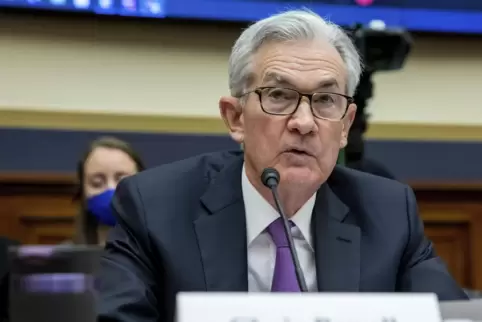 Börsianer fiebern einem Auftritt des US-Notenbankchefs Jerome Powell am Dienstag entgegen. 