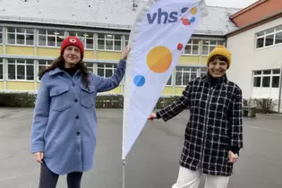 Helen Rapin (links) und Alexandra Matern vorm Horst-Eckel-Haus in Kusel, Sitz der Volkshochschule. Im Gebäude gibt es vier Kursr