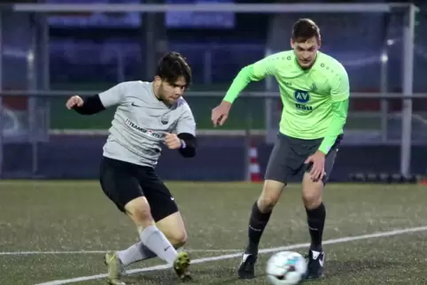 Schafft der VfB Waldmohr (rechts, Daniel Koslow) den Einzug in die Aufstiegsrunde? Ethem Emre Köskü vom SV Spesbach hat als Tabe