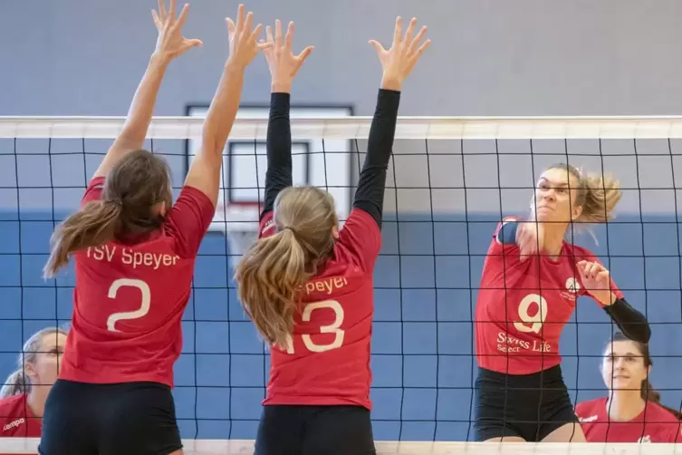  Victoria Bura und Anna Lena Weber (von links) stellen den Block gegen die Landauerin Sophia Probst. Hinten rechts Anja Steil. 