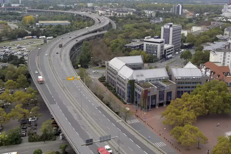 Die ebenerdige Allee wird die Hochstraße Nord ersetzen. 