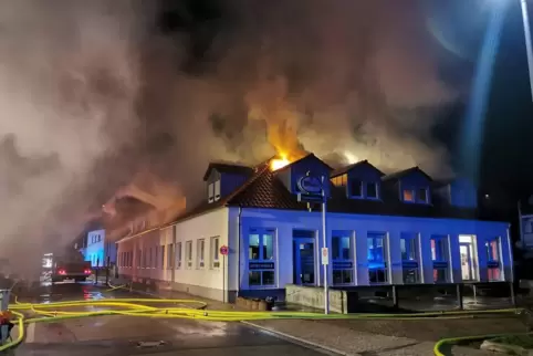 Mehrere Stunden hat der Dachstuhl der ehemaligen Emailleschilderfabrik, in der viele Wohnungen sind, gebrannt. 