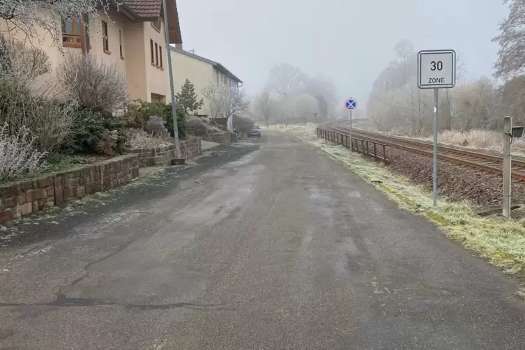 Obwohl ein Bürgersteig in der Friedhofstraße größtenteils fehlt, erfüllen sie und die anderen Straßen im aktuellen Ausbauprogram