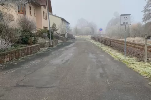 Obwohl ein Bürgersteig in der Friedhofstraße größtenteils fehlt, erfüllen sie und die anderen Straßen im aktuellen Ausbauprogram