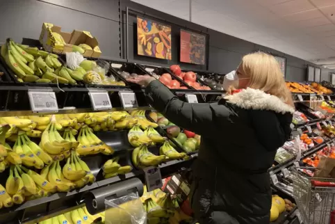 Katja Gillet vor dem Obstregal im Supermarkt. Die Landauerin verzichtet schon länger auf Plastiktüten beim Einkaufen. Seit verga