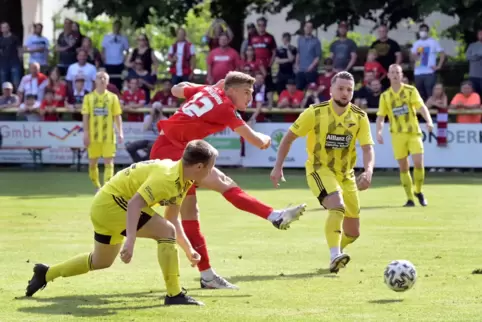Wieder gegen den 1. FCK, diesmal aber die Unter-23-Jährigen: FV Dudenhofen (gelb).