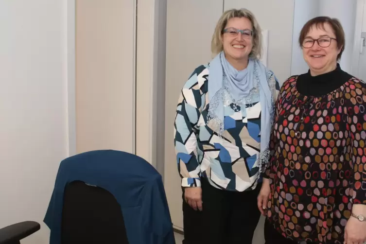 Kerstin Seyler (links) und Gabriele Schäfer in den neuen Räumen in der Hauptstraße. 