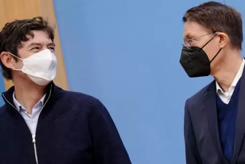 Berlin: Christian Drosten (l-r) und Karl Lauterbach (SPD) äußern sich in der Bundespressekonferenz zur aktuellen Corona-Lage.