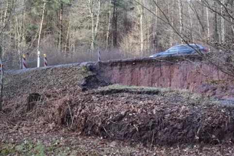 Auf etwa 30 Metern ist der Hang an der L478 im Anstieg zur Rumbacher Höhe abgerutscht.