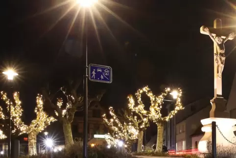 Das erste „Paket“ im Projekt Soziale Stadt ist geschnürt: der umgestaltete Kreuzplatz, hier mit der neuen Weihnachtsbeleuchtung.