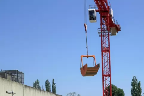 Per Kran wird Baumaterial auf das Gefängnisgelände gebracht. Hier ein Bild vom Start der Straßensanierung im Juli 2021. 