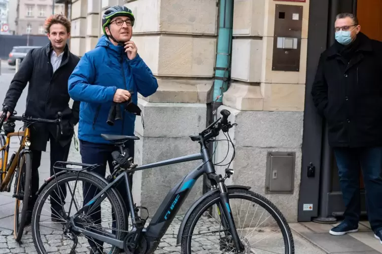 Der Bundeslandwirtschaftsminister kommt neuerdings bewusst mit dem Fahrrad: Cem Özdemir (Grüne) am Eingang seines Dienstsitzes i