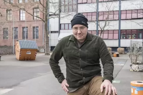 Autor Arno Frank auf dem Schulhof des Albert-Schweitzer-Gymnasiums.