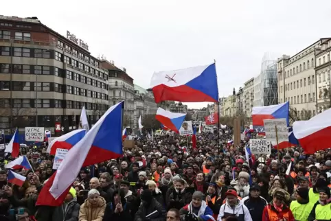 In Tschechien protestieren Corona-Gegner ohne Mund-Nasen-Schutz. 
