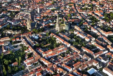 Historische Häuserreihen ohne Vorgärten: Das Straßenbild im Kämmerergebiet (untere Bildhälfte) erschwert die Parksituation.