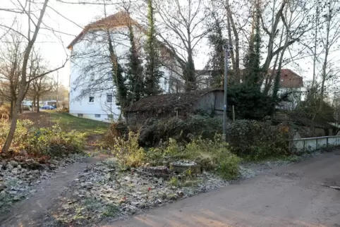 Hier stand früher die Kreuzmühle. Auf dieser Fläche befindet sich jetzt das Gebäude der Kreisverwaltung SÜW. 