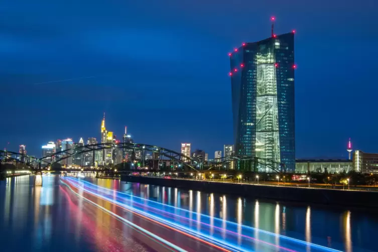 Preisschub nicht vorhergesehen: Büroturm der EZB am Main in Frankfurt.