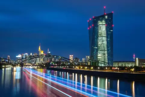 Preisschub nicht vorhergesehen: Büroturm der EZB am Main in Frankfurt.