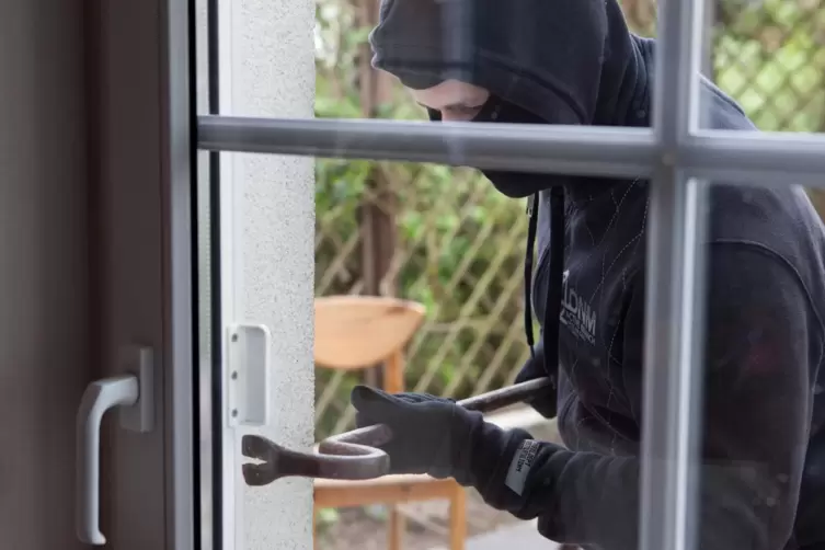 Die Diebe hebelten ein nach hinten gelegenes Fenster im Erdgeschoss auf.