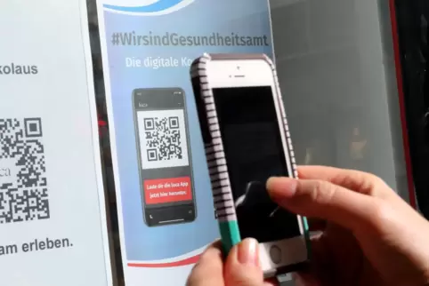 Ein Kunde scannt einen QR-Code.